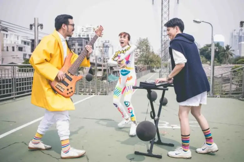 genie records ปัดฝุ่น ฟื้นโปรเจกต์ “Showroom” ในรอบ 12 ปี เปิดตัววงดนตรีสีสันจัดจ้าน “The Dai Dai” ปล่อย “หากค่ำคืน” พิสูจน์ฝีมือ