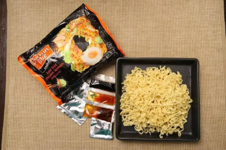 บะหมี่กึ่งสำเร็จรูปแบบแห้งสัญชาติไทย แบรนด์น้องใหม่ “โดมินหมี่” ส่ง 2 รสชาติ “เกี๊ยวกรอบ-ไก่เผ็ดมะนาว” ลุยมัดใจลูกค้า เน้นชูจุดเด่นเส้นนุ่มชุ่มลิ้น เส้นไม่อืดง่าย รสชาติกลมกล่อมโดดเด่นด้วยดีไซน์แพ็คเกจจิ้ง