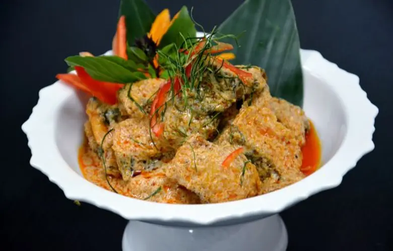 อาหารประจำเดือนตุลาคม จากห้องอาหารเรือนต้น เมนู " ก๋วยเตี๋ยวต้มยำหมู , ฉู่ฉี่ปลาช่อน และ หลากหลายเมนูอาหารเจ "