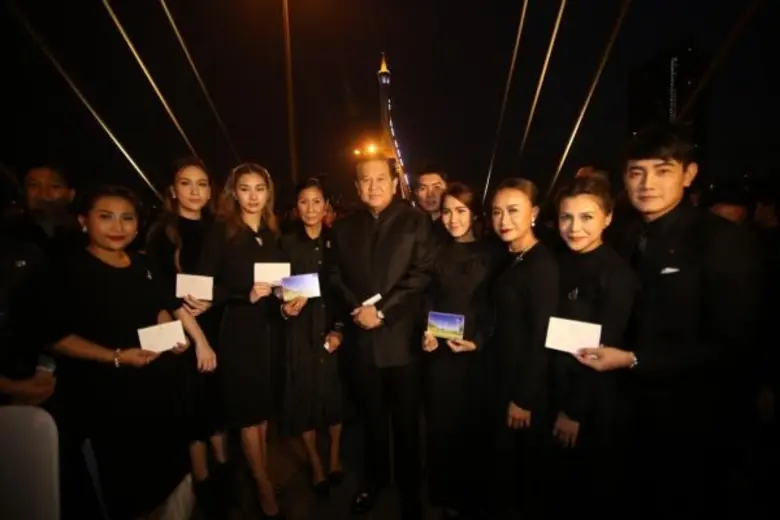 “อาร์เอส” ส่งศิลปินร่วมร้องเพลงสรรเสริญพระบารมี เขียนโปสการ์ด พร้อมประชาชนนับแสน ที่ สะพานภูมิพล