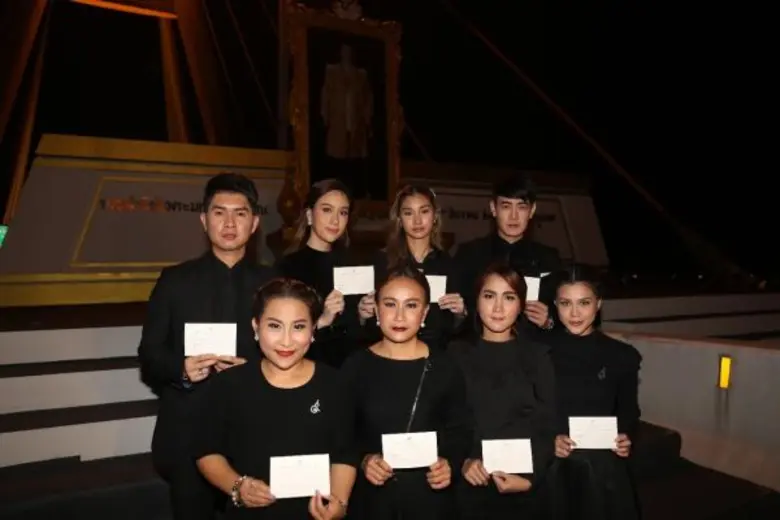 “อาร์เอส” ส่งศิลปินร่วมร้องเพลงสรรเสริญพระบารมี เขียนโปสการ์ด พร้อมประชาชนนับแสน ที่ สะพานภูมิพล