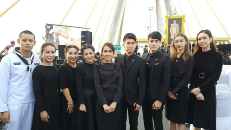 “อาร์เอส” ส่งศิลปินร่วมร้องเพลงสรรเสริญพระบารมี เขียนโปสการ์ด พร้อมประชาชนนับแสน ที่ สะพานภูมิพล