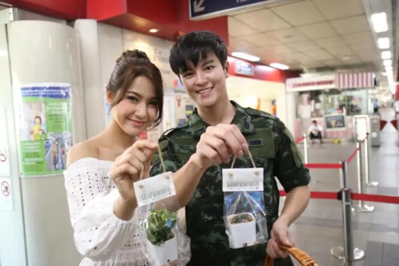 “พี่คิง – สมจริง ศรีสุภาพ” นำทีมนักแสดงจากละคร “ร้อยป่าไว้ด้วยรัก” ร่วมแจกต้นไม้ให้คนเมือง กับกิจกรรม “ส่งรัก ส่งต้นไม้ จากใจร้อยป่าสู่คนเมือง”