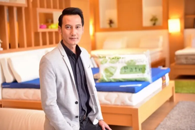 “ปาเท็กซ์” แบรนด์ที่นอนและหมอนยางพาราเพื่อสุขภาพ รุกตลาดเต็มสูบ เตรียมรีแบรนด์ครั้งใหญ่ เจาะลูกค้าใหม่เพิ่มในไทย พร้อมขยายช่องทางการจำหน่ายในจีนอีกอย่างน้อย 100 แห่งในปี 2560
