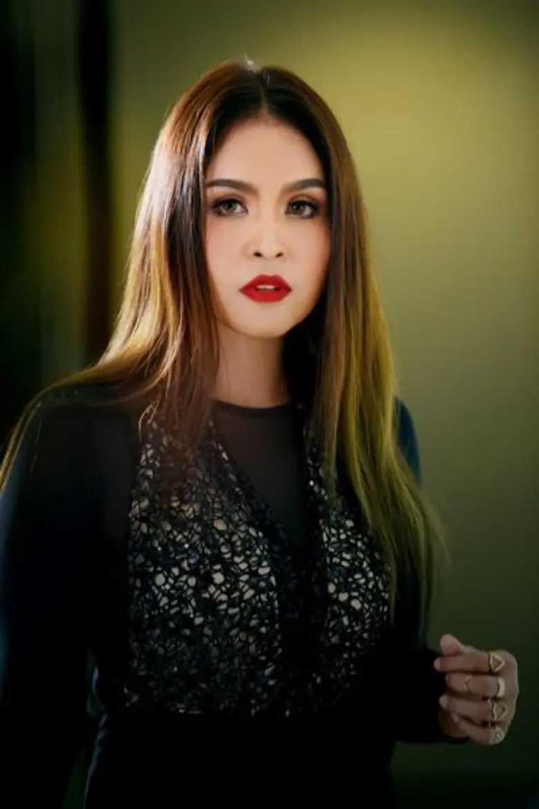 “นุ้ย สุวีณา อาร์สยาม” ทรุดถูกหามส่งโรงพยาบาล หมอระบุ “กล้ามเนื้อักเสบสะสม” ลั่นขอถอดน้ำเกลือลุยงานเสาร์นี้