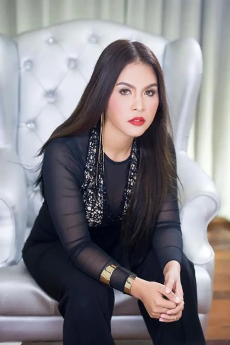 “นุ้ย สุวีณา อาร์สยาม” ทรุดถูกหามส่งโรงพยาบาล หมอระบุ “กล้ามเนื้อักเสบสะสม” ลั่นขอถอดน้ำเกลือลุยงานเสาร์นี้