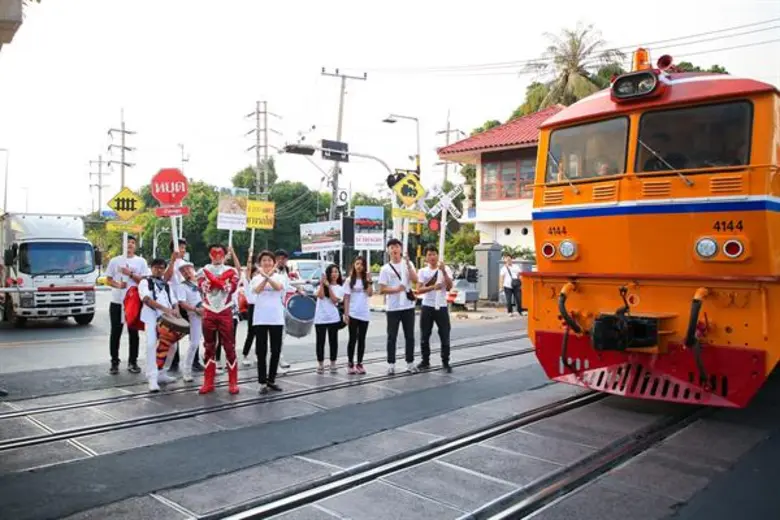 ขับรถกลับบ้านช่วงสงกรานต์แบบไม่หวั่นทางรถไฟด้วย 4 ทริค ข้ามจุดตัดทางรถไฟอย่างปลอดภัย