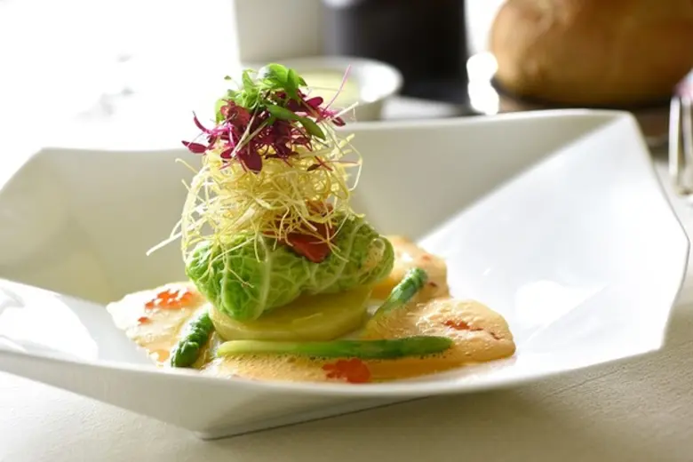 อาหารชุดมื้อกลางวันที่รีบเร่ง ณ โรงแรมดุสิตธานี กรุงเทพฯ
