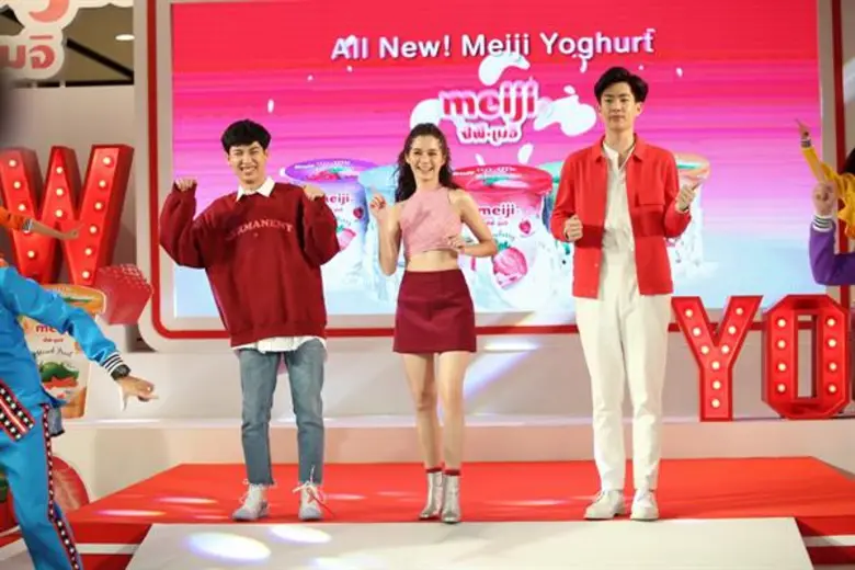 “วี-วิโอเลต” ท้าดวล 2 หนุ่มตี๋ “ออฟ-กัน” ใช้ “ส้อม” ตักโยเกิร์ตเมจิเนื้อนุ่มใหม่