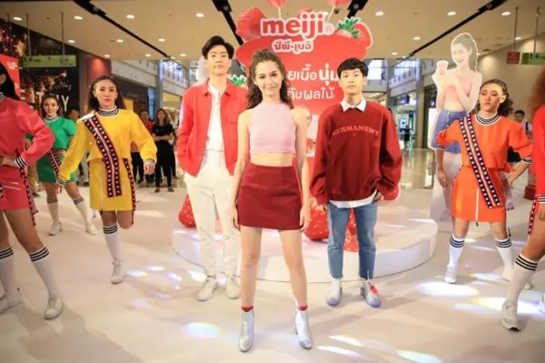 “วี-วิโอเลต” ท้าดวล 2 หนุ่มตี๋ “ออฟ-กัน” ใช้ “ส้อม” ตักโยเกิร์ตเมจิเนื้อนุ่มใหม่