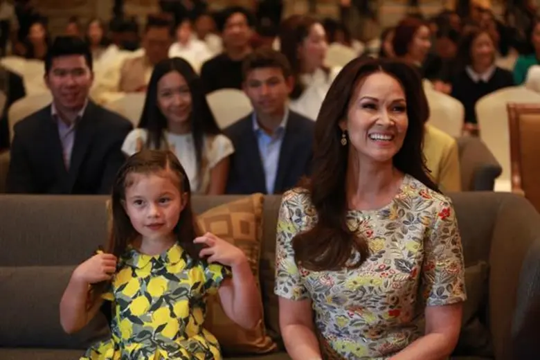 ครบรอบ 30 ปี ในการครองมงกุฎมิสยูนิเวิร์ส ปุ๋ย ภรณ์ทิพย์ ไซม่อน (นาคหิรัญกนก)นางฟ้าของคนไทยทุกคน บินลัดฟ้า มอบทุนการศึกษา ในนาม Angels Wing Foundation