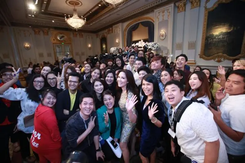 ครบรอบ 30 ปี ในการครองมงกุฎมิสยูนิเวิร์ส ปุ๋ย ภรณ์ทิพย์ ไซม่อน (นาคหิรัญกนก)นางฟ้าของคนไทยทุกคน บินลัดฟ้า มอบทุนการศึกษา ในนาม Angels Wing Foundation