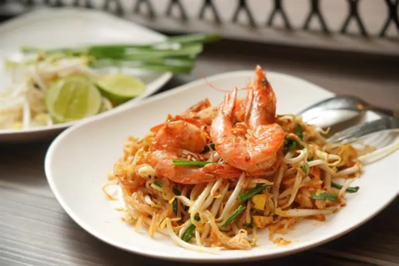อร่อยสุดฉุดไม่อยู่กับ 10 สุดยอดเมนูเส้นร้านดังใจกลางย่านราชประสงค์