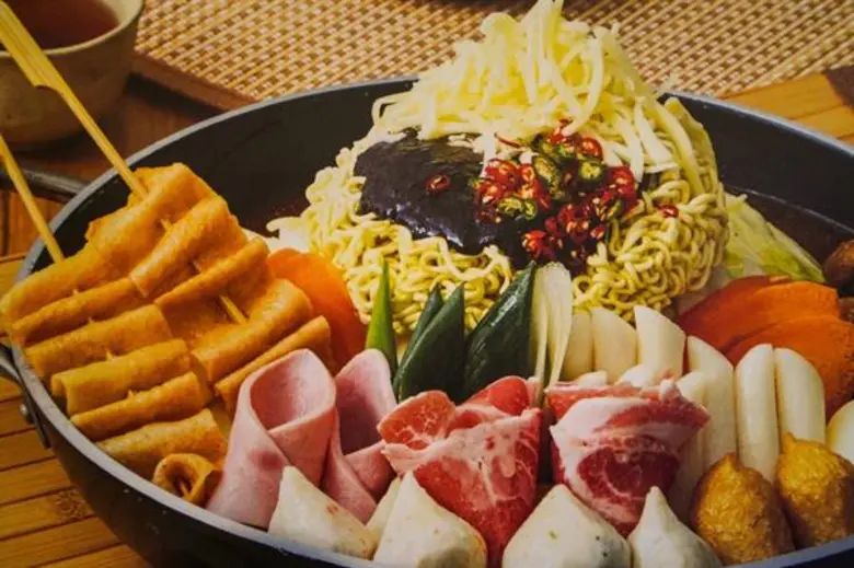 อร่อยสุดฉุดไม่อยู่กับ 10 สุดยอดเมนูเส้นร้านดังใจกลางย่านราชประสงค์