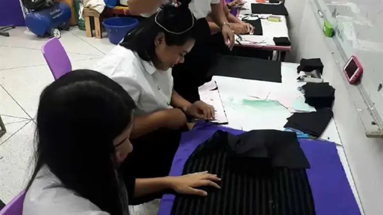 ชุดรีไซเคิลจากวัสดุเหลือใช้ ผลงาน นศ.มทร.ธัญบุรี