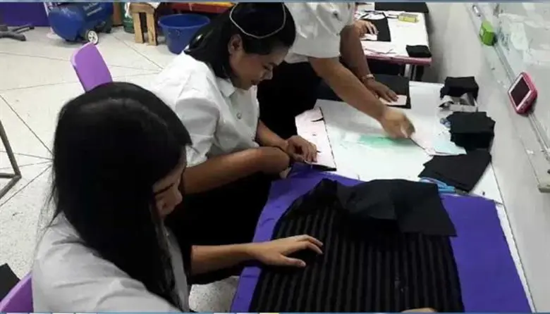 ชุดรีไซเคิลจากวัสดุเหลือใช้ ผลงาน นศ.มทร.ธัญบุรี