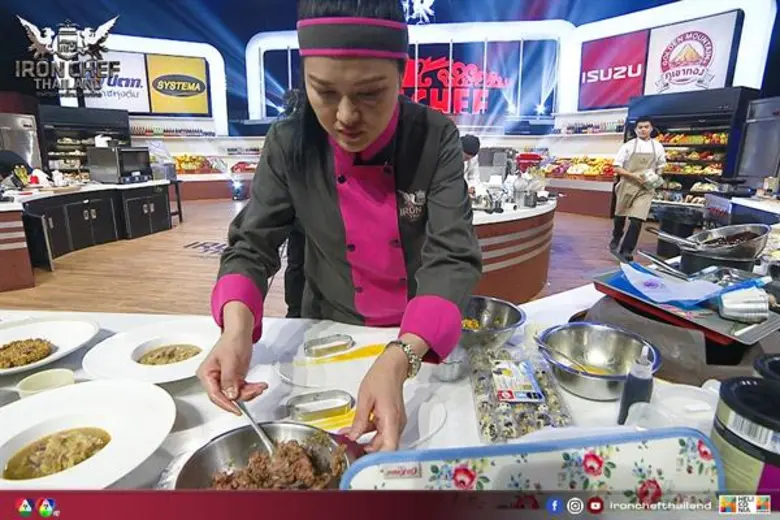 ทีวีไกด์: รายการ "เชฟกระทะเหล็ก ประเทศไทย" “เชฟกระทะเหล็ก” เดือดพล่าน!!เปิดศึกสะท้านเตา “เชฟปิแอร์” งัดไม้เด็ดท้ารบขอสยบหวาน “เชฟไก่”