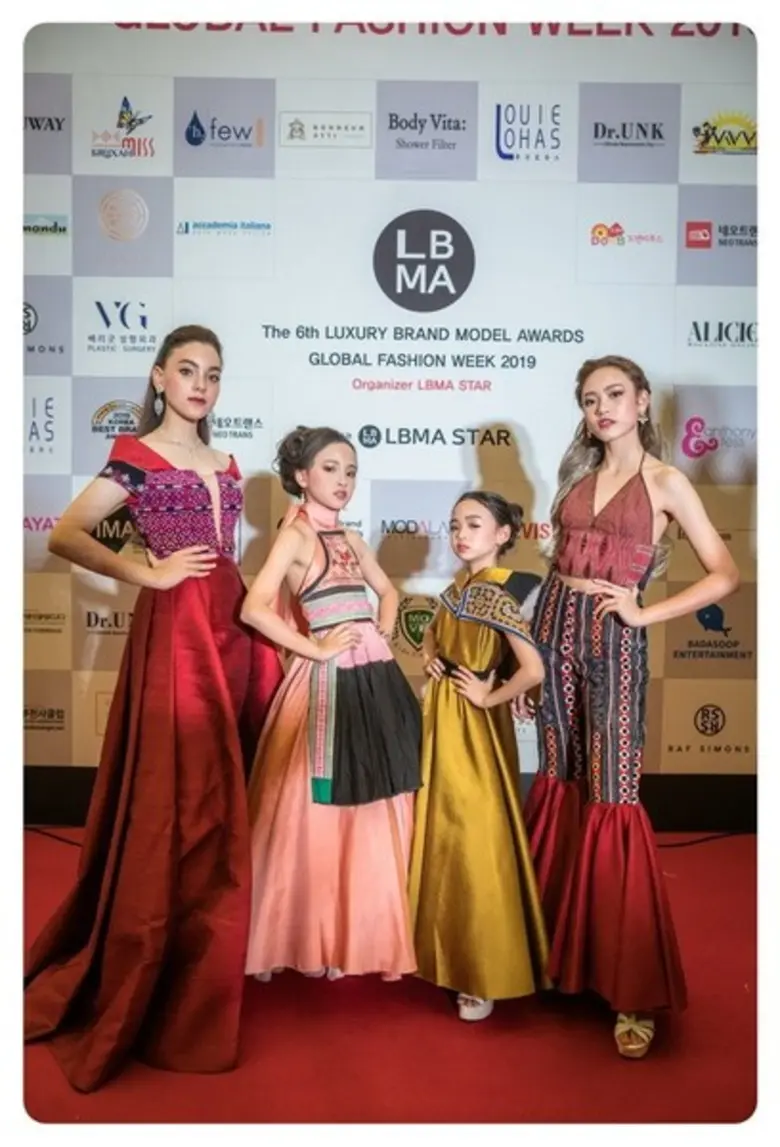 อลังการผ้าไทยกลางงานลักซัวรี่แบรนด์โมเดลอวอร์ด โกลบอลแฟชั่นวีค ณ กรุงโซล