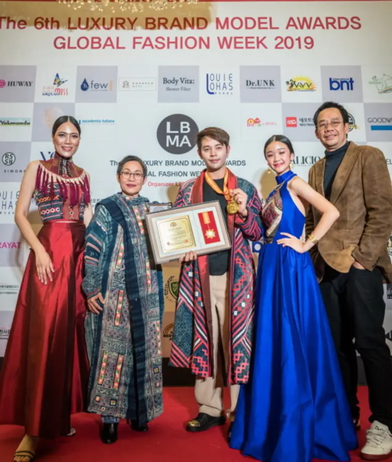 อลังการผ้าไทยกลางงานลักซัวรี่แบรนด์โมเดลอวอร์ด โกลบอลแฟชั่นวีค ณ กรุงโซล