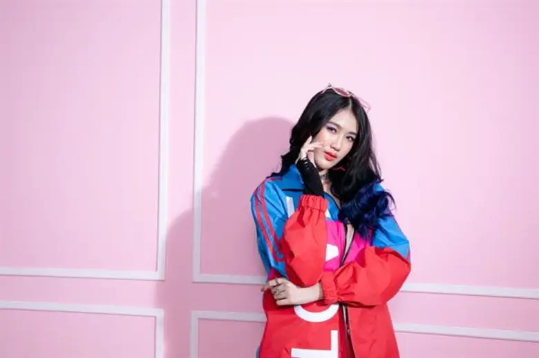 'นีน่า Gelato’ ปล่อยซิงเกิลล่าสุด 'เป็นไรกัน’ (144p) ปลื้มได้ร่วมงาน 'CD GUNTEE’ เขินจนไม่กล้ามองตา
