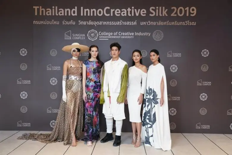 “ผ้าไหมไทย” จากภูมิปัญญาสู่นวัตกรรมสร้างสรรค์ร่วมสมัย “สิงห์ คอมเพล็กซ์” ร่วมกับ กรมหม่อนไหม และ มศว จัดงานแฟชั่นโชว์ผ้าไหมสุดอลังการ โดย 4 นักออกแบบรุ่นใหม่
