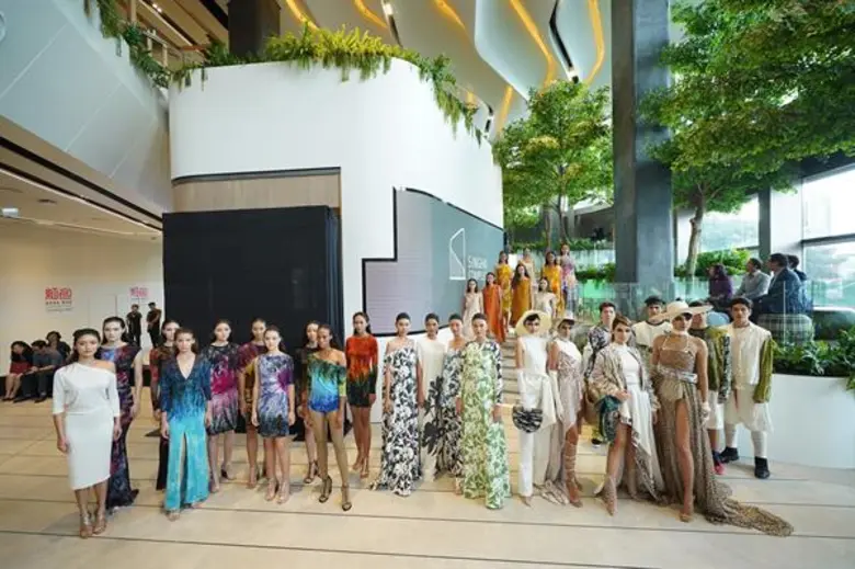 “ผ้าไหมไทย” จากภูมิปัญญาสู่นวัตกรรมสร้างสรรค์ร่วมสมัย “สิงห์ คอมเพล็กซ์” ร่วมกับ กรมหม่อนไหม และ มศว จัดงานแฟชั่นโชว์ผ้าไหมสุดอลังการ โดย 4 นักออกแบบรุ่นใหม่
