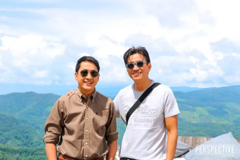 “เปอร์ สุวิกรม” ชวน “ดู๋ สัญญา” ลุยนอนกลางป่าล้วงชีวิตพิธีกรมืออาชีพแถวหน้าของเมืองไทย