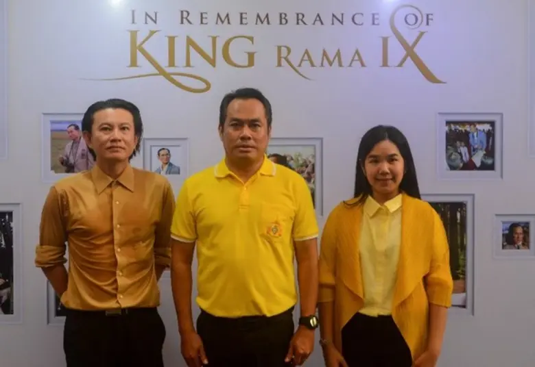 นักท่องเที่ยวและชาวต่างชาติ แห่ชื่นชมพระบารมีในหลวงรัชกาลที่ 9 ร่วมน้อมรำลึกในพระมหากรุณาธิคุณ ในงาน “ธ สถิตในใจไทยนิรันดร์”