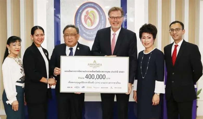 ภาพข่าว: มอบรายได้จากการจัดงานประกวดต้นคริสต์มาสการกุศล