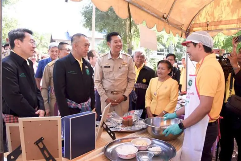 รมว.เฉลิมชัย เปิด "โครงการฟื้นฟูทรัพยากรประมงในอ่างเก็บน้ำเขื่อนอุบลรัตน์" ปล่อยพันธุ์สัตว์น้ำ 4 ล้านตัว คาดว่าจะสร้างผลผลิตสัตว์น้ำได้ประมาณ 65 ตัน และสร้างรายได้ให้พี่น้องเกษตรกรไม่ต่ำกว่า 3 ล้านบาท ภายในระยะเวลา 1 ปี