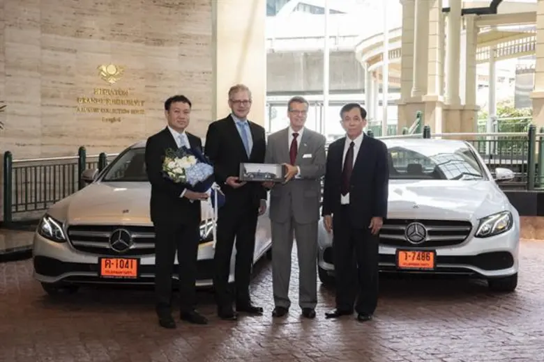ภาพข่าว: เมอร์เซเดส-เบนซ์ ส่งมอบยนตรกรรมหรู Mercedes-Benz E 220 d Sport รุ่นประกอบในประเทศ เพื่อลูกค้าคนสำคัญของโรงแรม เชอราตัน แกรนด์ สุขุมวิท