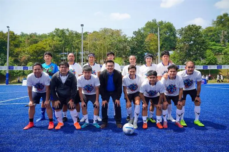 พี่ตูน แท็คทีม ออย-ธนา, มาร์ช-ภูบดินทร์ และทีมก้าวคนละก้าว ดวลแข้งเปิดสนามฟุตบอลหญ้าเทียมกลางทะเลอันดามัน