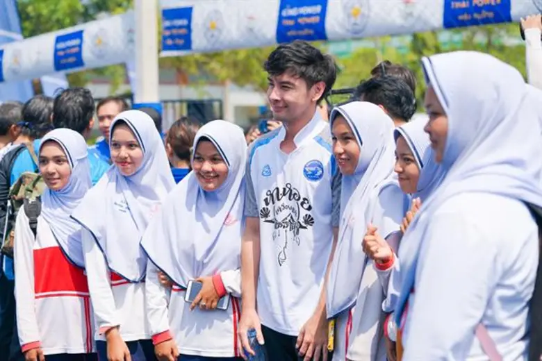 พี่ตูน แท็คทีม ออย-ธนา, มาร์ช-ภูบดินทร์ และทีมก้าวคนละก้าว ดวลแข้งเปิดสนามฟุตบอลหญ้าเทียมกลางทะเลอันดามัน