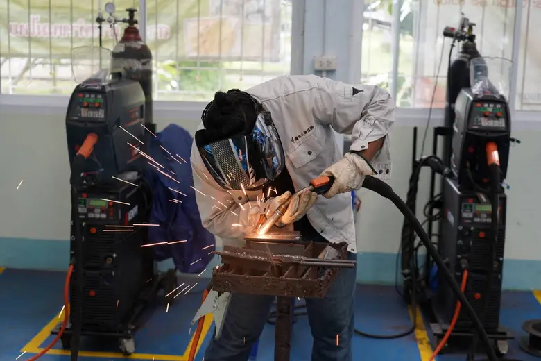 สพร.12 สงขลา ร่วมกับ บริษัท ปตท.สำรวจและผลิตปิโตรเลียม จำกัด(มหาชน) ยกระดับฝีมือเทคโนโลยีงานเชื่อมและตัดโลหะสมัยใหม่ให้กับแรงงานพื้นที่เศรษฐกิจพิเศษจังหวัดสงขลา