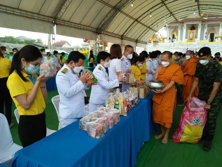 สนพ.สมุทรสาคร ร่วมพิธีทำบุญตักบาตร เนื่องในวันคล้ายวันพระบรมราชสมภพ พระบาทสมเด็จพระบรมชนกาธิเบศร มหาภูมิพลอดุลยเดชมหาราช บรมนาถบพิตร 5 ธ.ค. 64