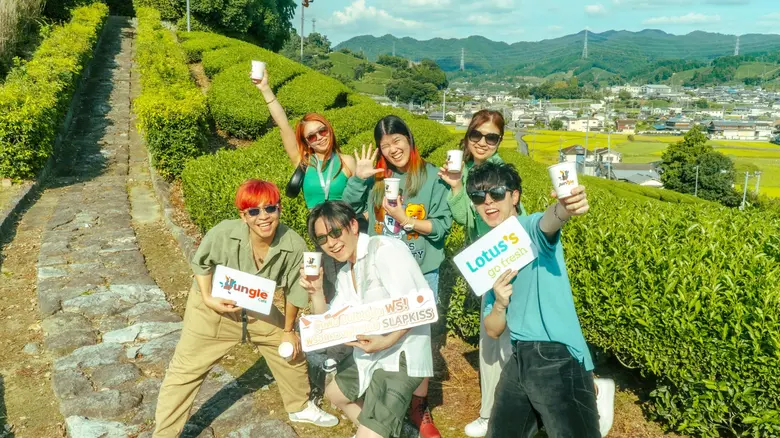 โลตัส ควงคู่วง SLAPKISS พาลูกค้า Jungle Cafe บิดลัดฟ้าไปญี่ปุ่น บุกแหล่งปลูกชาเขียวอูจิมัทชะสุดพรีเมียม ต้นกำเนิดชาเขียวอูจิที่ดีที่สุดในโลก