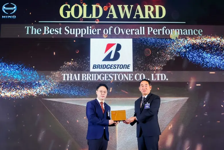 บริดจสโตนรับรางวัลแห่งความภาคภูมิใจ "The Best Supplier of Overall Performance in 2023 (ประเภท Truck Business)" สะท้อนความแข็งแกร่งในฐานะพันธมิตรทางธุรกิจที่ดีร่วมกับฮีโน่