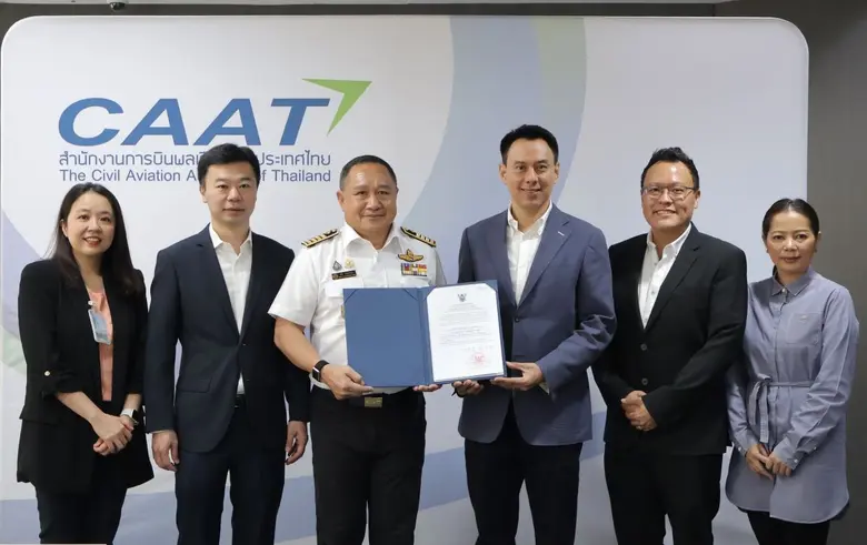 นายทิพย์ ดาลาล (ที่ 3 จากขวา) ประธานเจ้าห...