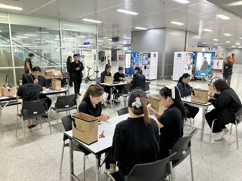 รฟฟท.เชิญชวนผู้โดยสาร และประชาชน ร่วมประดิษฐ์ริบบิ้นสีดำ ถวายความอาลัยแด่สมเด็จพระนางเจ้าสิริกิติ์ พระบรมราชินีนาถ พระบรมราชชนนีพันปีหลวง