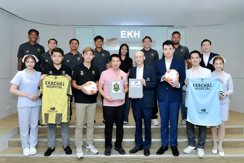 นายแพทย์อำนาจ เอื้ออารีมิตร (แถวหน้าที่ 4...