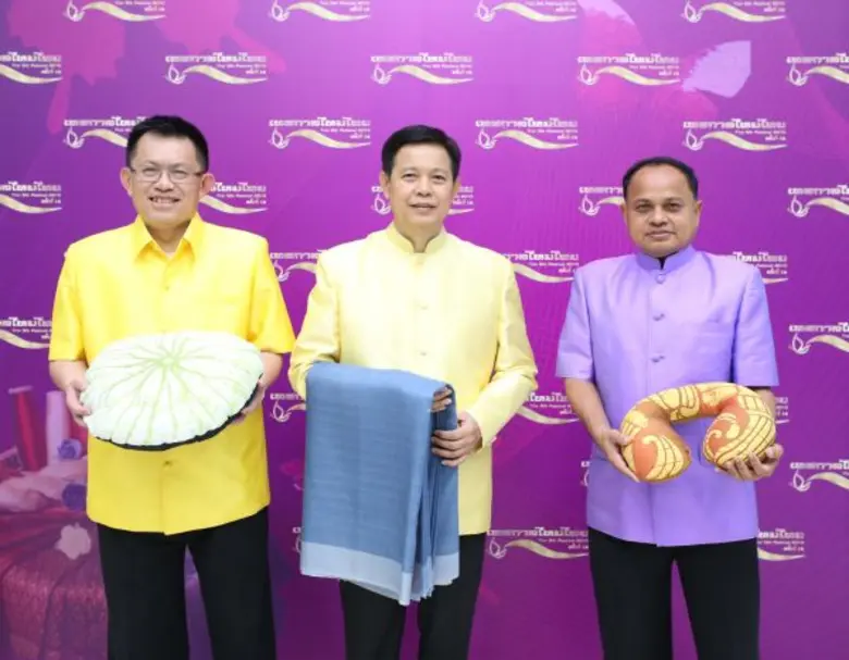 นายอาทิตย์ วุฒิคะโร (กลาง) ปลัดกระทรวงอุต...