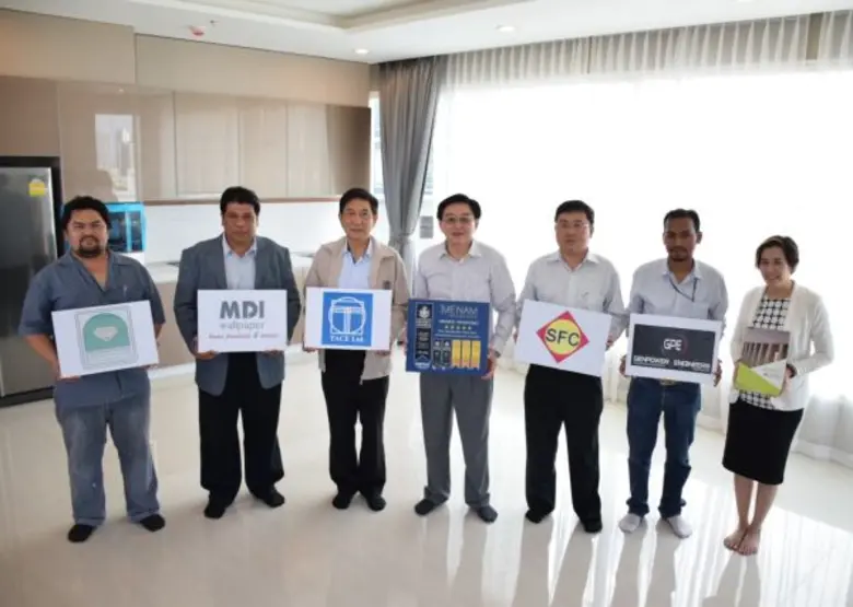 นายเดชา ตั้งสิน (คนกลาง) ประธานเจ้าหน้าที...