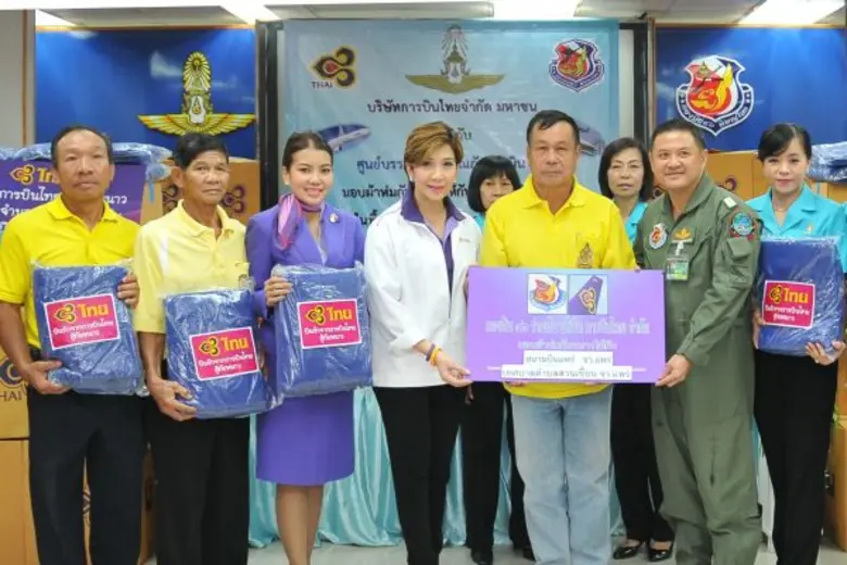 นางเพชรพริ้ง สารสิน (ที่ 4 จากซ้าย) ผู้อำ...