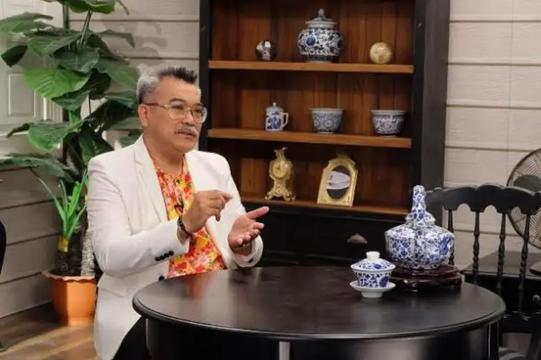 เจนภพ จบกระบวนวรรณ พิธีกรรายการ " มนต์เพล...