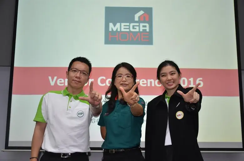 นางสุพรศรี นาคธนสุกาญจน์ (กลาง) ผู้อำนวยก...