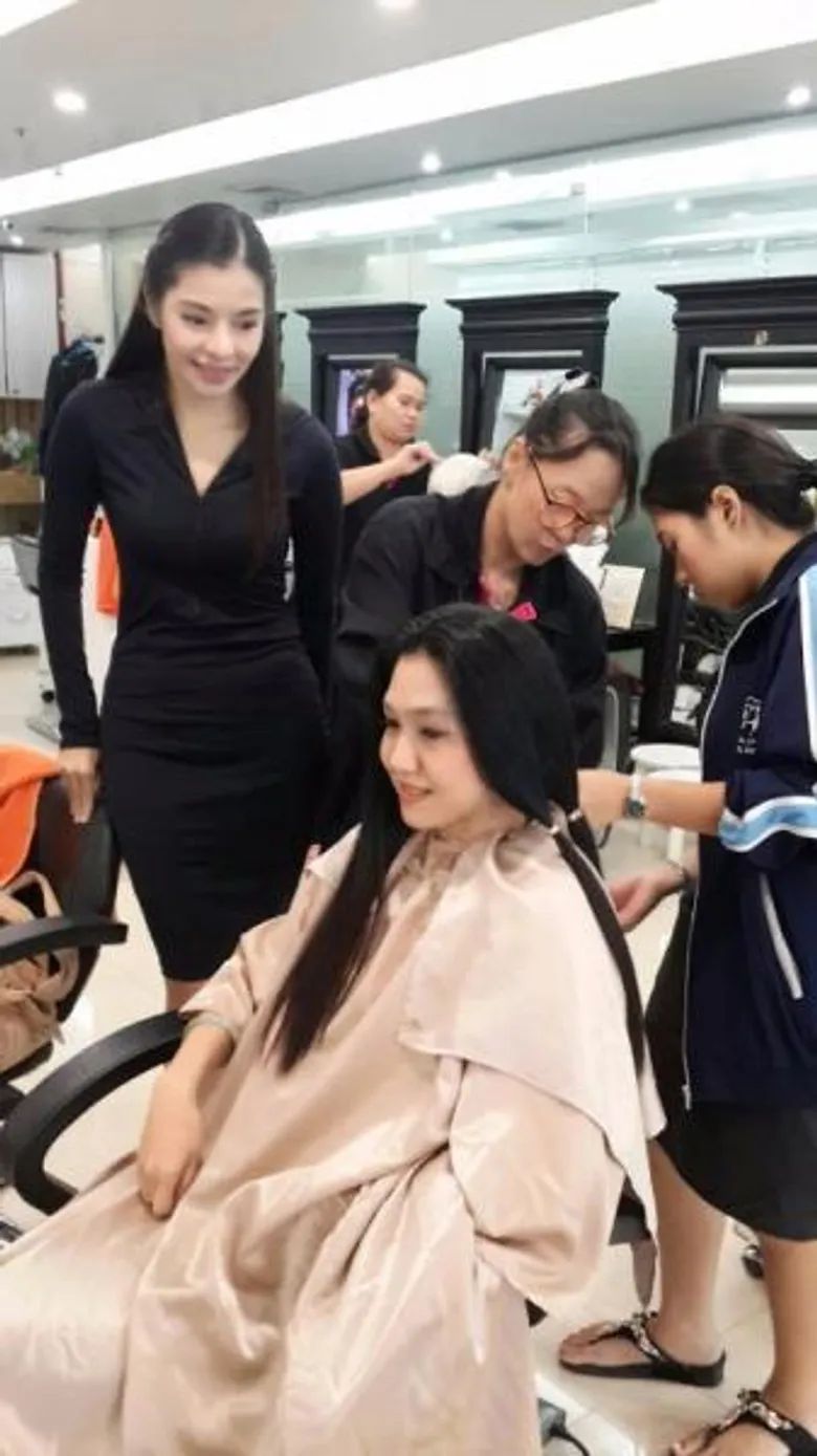 อจ. แอน ชัชนิต มุสิกไชย มหาคุณ ตัดผม 12 นิ้ว บริจาคให้ผู้ป่วยโรคมะเร็ง โครงการของรพ.จุฬาลงกรณ์
