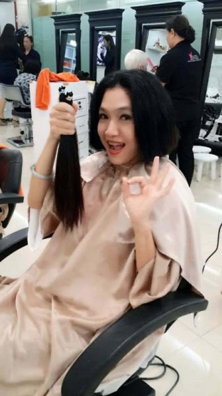 อจ. แอน ชัชนิต มุสิกไชย มหาคุณ ตัดผม 12 นิ้ว บริจาคให้ผู้ป่วยโรคมะเร็ง โครงการของรพ.จุฬาลงกรณ์