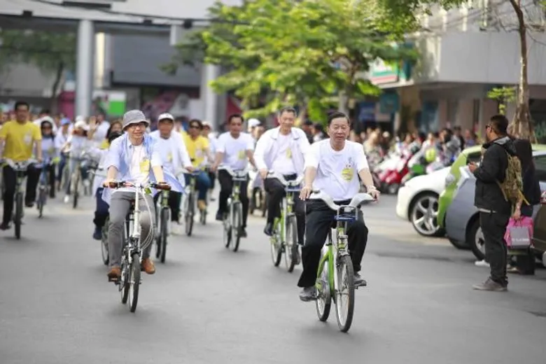 สุดระทึกเต้นกายกรรมบนเสาสูง ครั้งแรกของเมืองไทย!! Siam Street World Competition 2015