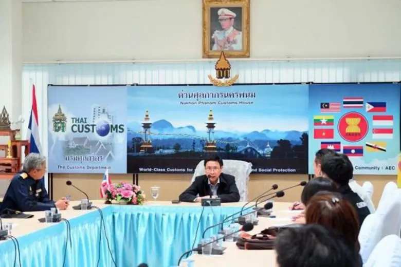 นายกุลิศ สมบัติศิริ อธิบดีกรมศุลกากร เดิน...