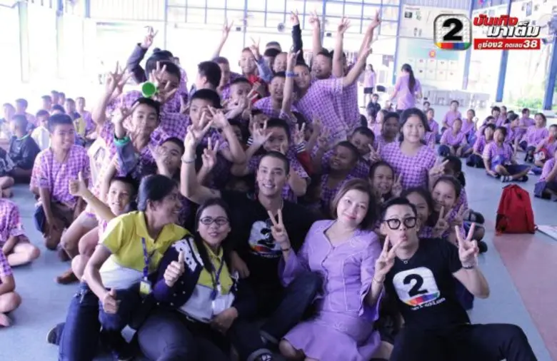“แมน-พัฒนพล” ตัวแทน “ช่อง2” นำทีม “กอล์ฟ-แม็กซ์-บี” มอบทุนการศึกษา